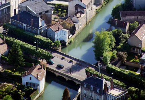 El canal de Nivernais a su paso por Clamency
